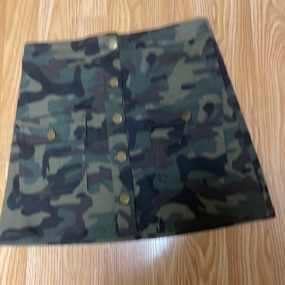 Windsor Dresses & Skirts - Windsor Chico/S Super Cute with 5 button front closure